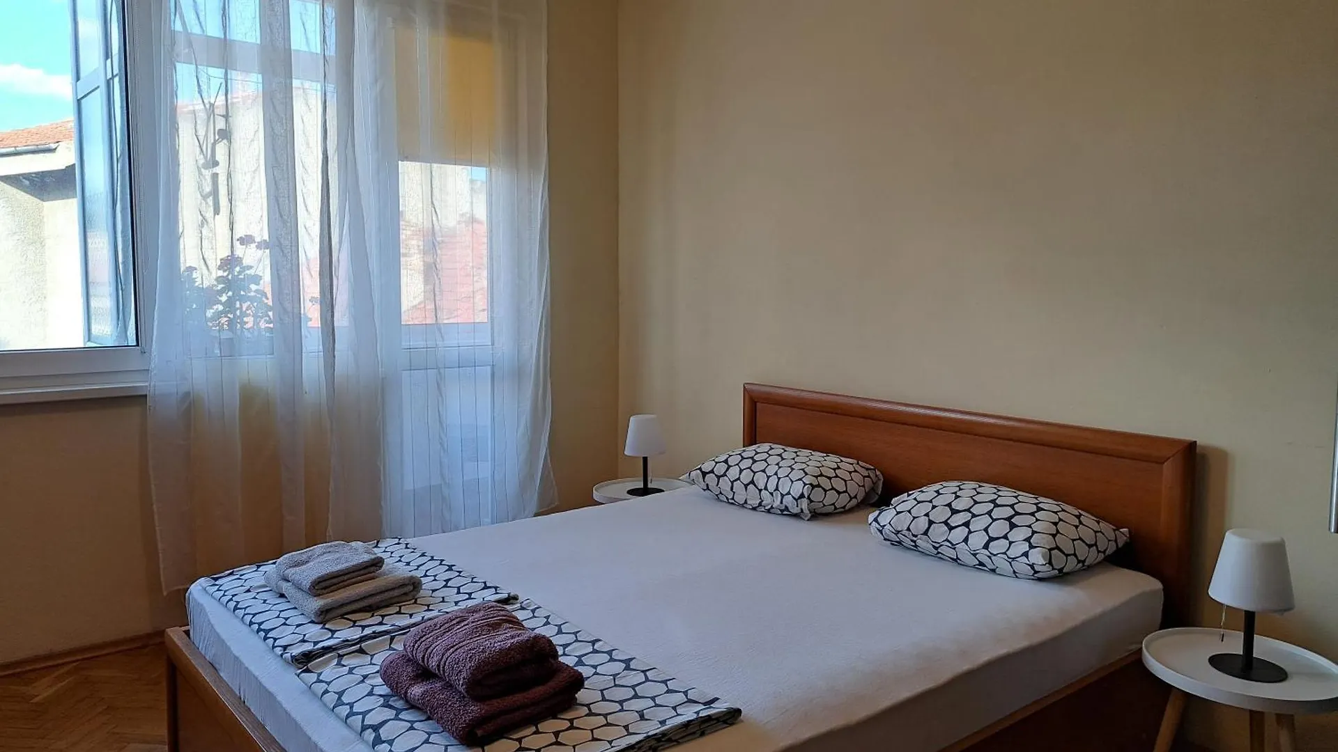 Sunny Cozy Flat In The Centre, Close To Beach, 4 Rooms, 105Sqm Varna Apartment